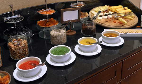 Smorgasbord - elección de comida en un restaurante —  Fotos de Stock