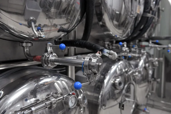 Fila de tanques em microcervejaria — Fotografia de Stock