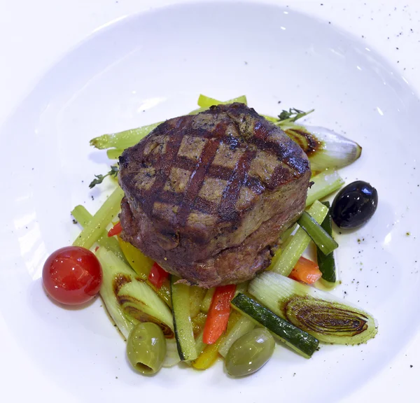 Gegrilltes Rib-Eye-Steak mit Ratatouille — Stockfoto