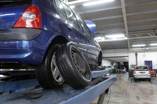 Auto in de garage met speciale apparatuur bereid voor reparatie — Stockfoto