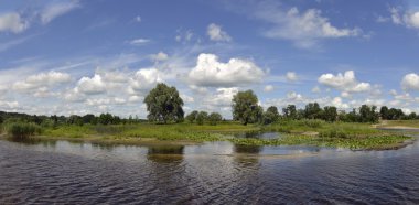 Nehri sula bulutlu gün yaz