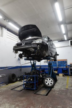 Araba garajda onarım için hazırlanan özel ekipman