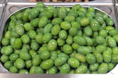 bir metal kap yeşil zeytin