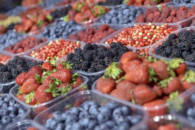 plastik bir kap içinde olgunlaşmış meyveler 