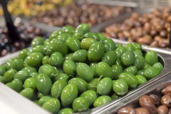 Aceitunas verdes en la tienda — Foto de Stock