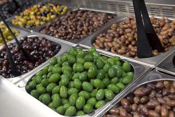 Green olives in the store — Stock Photo, Image