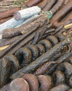  bir dükkanda sosis ürünleri