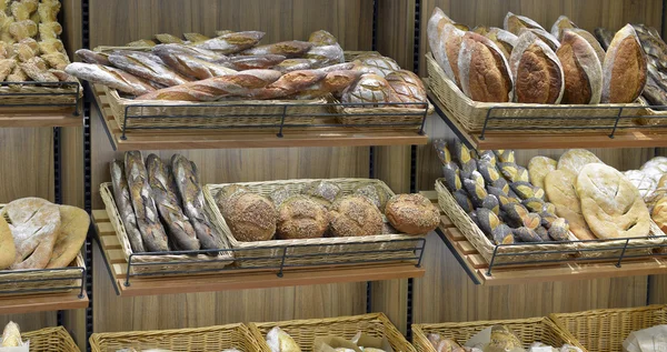 Pão em uma janela de loja — Fotografia de Stock