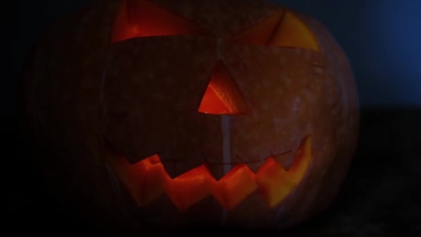 Abóbora de Halloween estão queimando, brilhante e espumante de dentro em um fundo preto — Vídeo de Stock