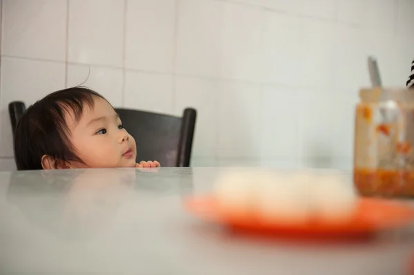 Asiático 10 meses de idade bebê menina, com sorriso atrevido . — Fotografia de Stock