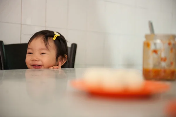 Asiática 10 meses viejo bebé chica, con cheeky sonrisa . — Foto de Stock