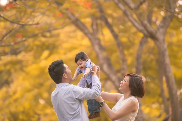 Asiatiska unga familjen ha roligt utomhus på hösten — Stockfoto