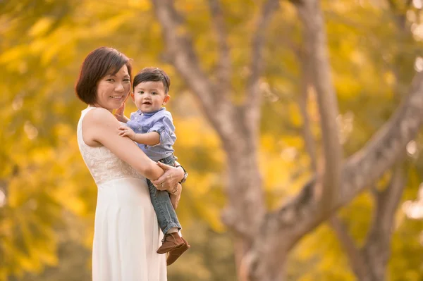 Asyalı genç aile sonbaharda dışarıda eğleniyor — Stok fotoğraf