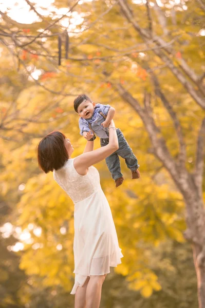 Asyalı genç aile sonbaharda dışarıda eğleniyor — Stok fotoğraf