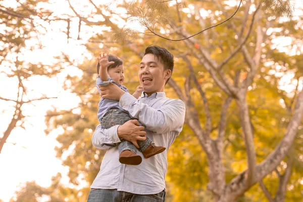 Asiatiska unga familjen ha roligt utomhus på hösten — Stockfoto