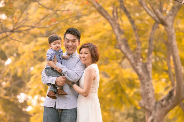 Asiático joven familia tener divertido al aire libre en otoño — Foto de Stock