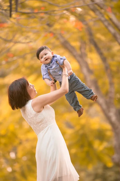 Asyalı genç aile sonbaharda dışarıda eğleniyor — Stok fotoğraf