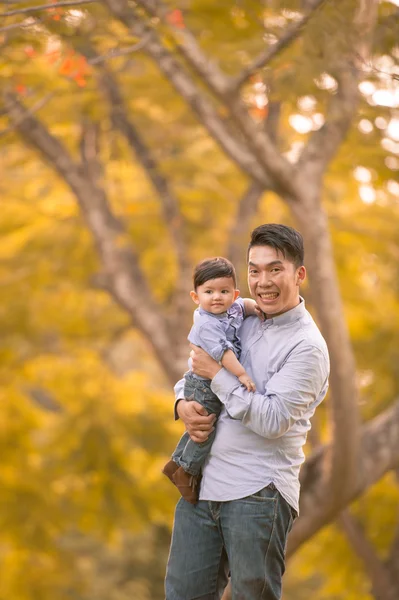 Asiatico giovane famiglia having divertimento all'aperto in autunno — Foto Stock