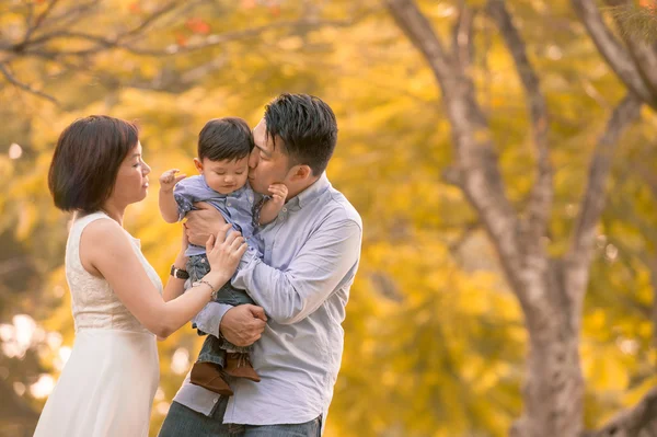 Asiatique jeune famille s'amuser en plein air en automne — Photo