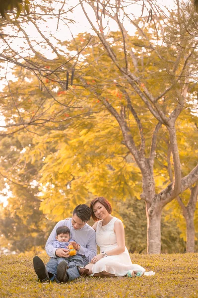 Asiático jovem família se divertindo ao ar livre no outono — Fotografia de Stock