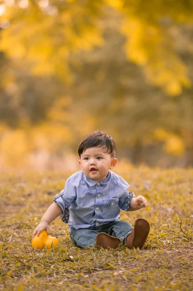 Asiático 10 meses de idade menino se divertindo ao ar livre — Fotografia de Stock