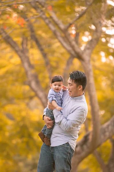 Asyalı genç aile sonbaharda dışarıda eğleniyor — Stok fotoğraf