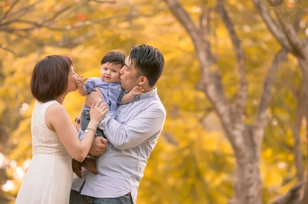 Asyalı genç aile sonbaharda dışarıda eğleniyor — Stok fotoğraf