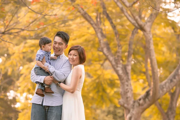 Молодая азиатская семья веселилась на открытом воздухе осенью — стоковое фото