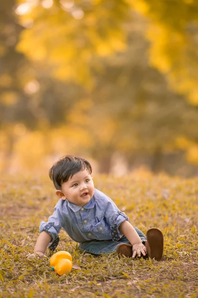Asya 10 - ay yaşlı çocuk dışarıda eğleniyor — Stok fotoğraf