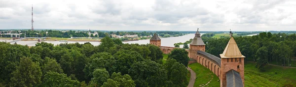 Towers and wall of old Russian fortress — Stock Photo, Image