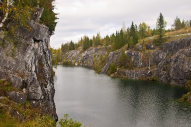 Forest lake kayalarda