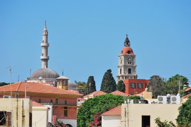 Rodos yerlerinden Kanuni Sultan Süleyman Camii ve saat kulesi
