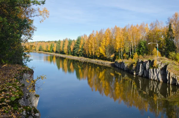 秋の水の反射 — ストック写真
