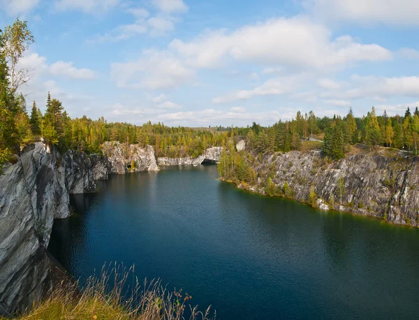 Lago della foresta tra le rocce — Foto Stock