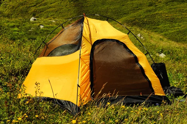 Tent on the alpine meadow — Stock Photo, Image