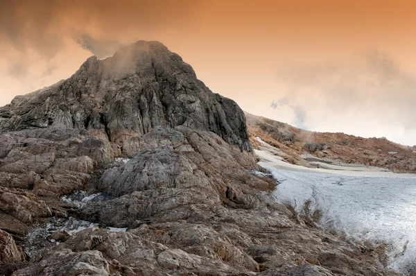 Karanlık Dağ manzarası — Stok fotoğraf