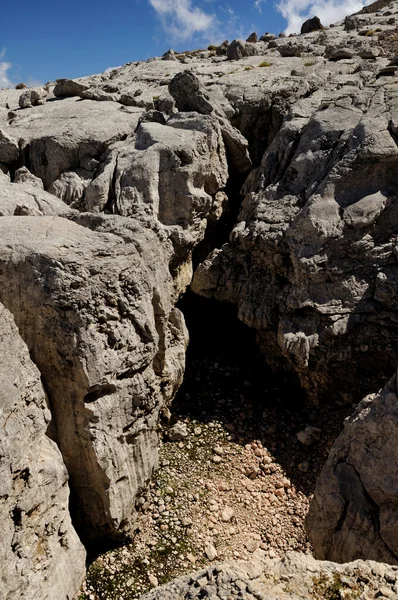 Entrada em uma caverna — Fotografia de Stock