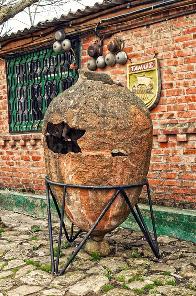 Big ancient amphora — Stock Photo, Image