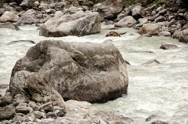 Rio das montanhas — Fotografia de Stock