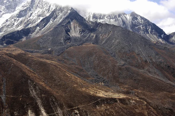 Tiny settlement in Himalayas — Stock Photo, Image