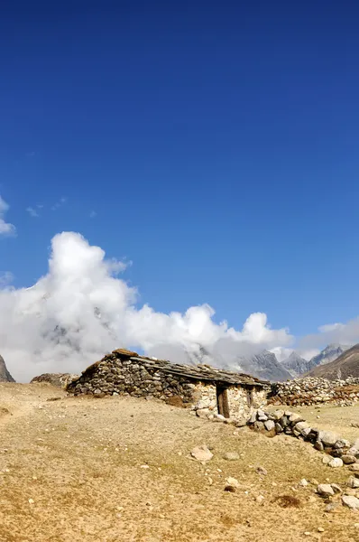 Dağlara döken eski taş — Stok fotoğraf