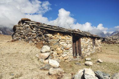 dağlara döken eski taş