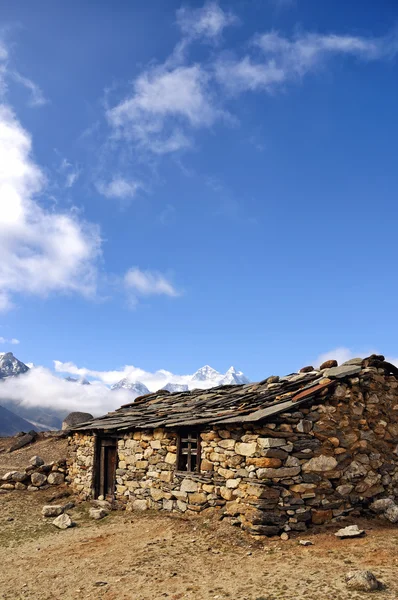 Antiguo cobertizo de piedra en las montañas — Foto de Stock