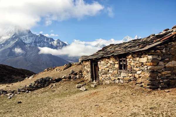 Velho galpão de pedra nas montanhas — Fotografia de Stock