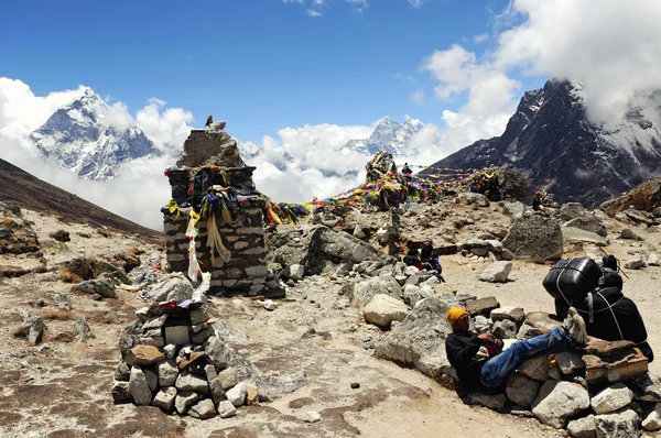 Porter on a halt. Nepal, Himalayas — Stock Photo, Image