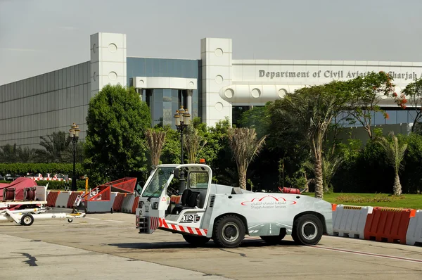 Transporte especial en el aeropuerto de Sharjah —  Fotos de Stock