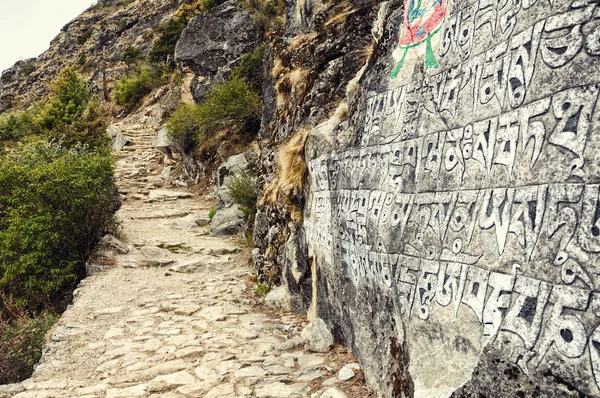Buddhistische Gebete auf dem Felsen — Stockfoto