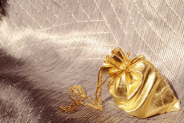 Gift bag with gold chain — Stock Photo, Image