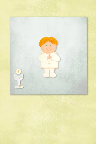 最初の聖体拝領の招待カードを祝う少年 — ストック写真