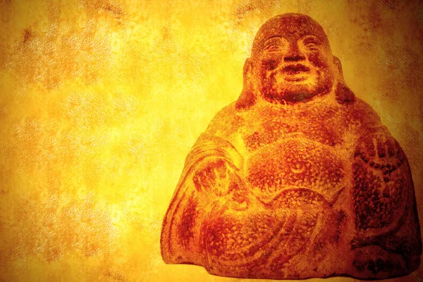 Sorriso buddha sentado pergaminho fundo — Fotografia de Stock